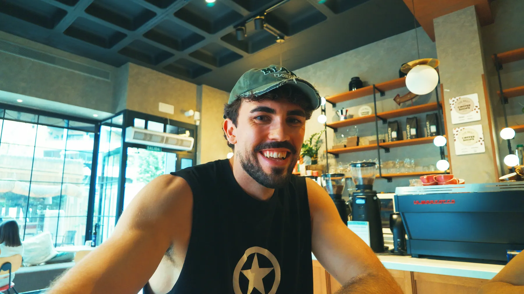 Ángel Luis sonriendo en una cafetería